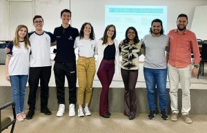 A imagem mostra o grupo de professores, servidores e bolsistas organizadores do evento posando para foto.