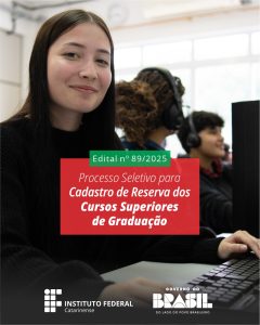 A imagem mostra uma jovem sentada em frente a um computador, em um laboratório de informática. Ela tem cabelos longos e escuros, pele clara e está sorrindo levemente para a câmera. Veste um moletom preto e mantém as mãos próximas ao teclado. Ao fundo, um pouco desfocados, aparecem dois outros estudantes usando fones de ouvido enquanto trabalham em computadores. Sobre a imagem, no centro, há um retângulo verde com o texto: “Edital nº 89/2025”. Logo abaixo, um retângulo vermelho com o escrito em branco: “Processo Seletivo para Cadastro de Reserva dos Cursos Superiores de Graduação”. Na parte inferior da imagem estão os logotipos do Instituto Federal Catarinense, à esquerda, e do Governo Federal, à direita.