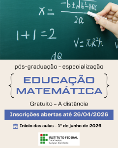 Arte de divulgação com fundo bege. Na parte superior, aparece um quadro verde com fórmulas matemáticas escritas a giz e uma mão segurando um pedaço de giz branco. Abaixo, está o texto: “Pós-graduação – especialização em Educação Matemática”. Em seguida, aparecem as informações: “Gratuito – A distância”, “Inscrições abertas até 26/04/2026” e “Início das aulas – 1º de junho de 2026”. Na parte inferior, está o logotipo do Instituto Federal Catarinense Campus Concórdia.