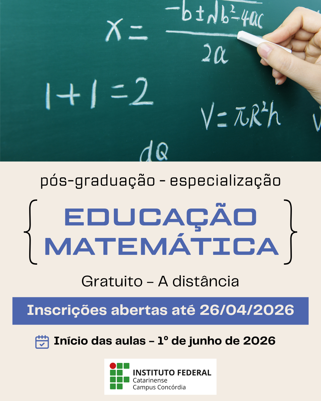 Arte de divulgação com fundo bege. Na parte superior, aparece um quadro verde com fórmulas matemáticas escritas a giz e uma mão segurando um pedaço de giz branco. Abaixo, está o texto: “Pós-graduação – especialização em Educação Matemática”. Em seguida, aparecem as informações: “Gratuito – A distância”, “Inscrições abertas até 26/04/2026” e “Início das aulas – 1º de junho de 2026”. Na parte inferior, está o logotipo do Instituto Federal Catarinense Campus Concórdia.