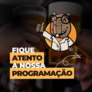 Imagem colorida com fundo escuro.Na parte superior, aparece o desenho de um personagem caricaturado usando jaleco e óculos, fazendo sinal de positivo. Ao centro, o texto: “Fique atento à nossa programação”. Uma seta branca aponta para a parte inferior da imagem. ilustrações e textos em destaque nas cores branca, preta e amarela.