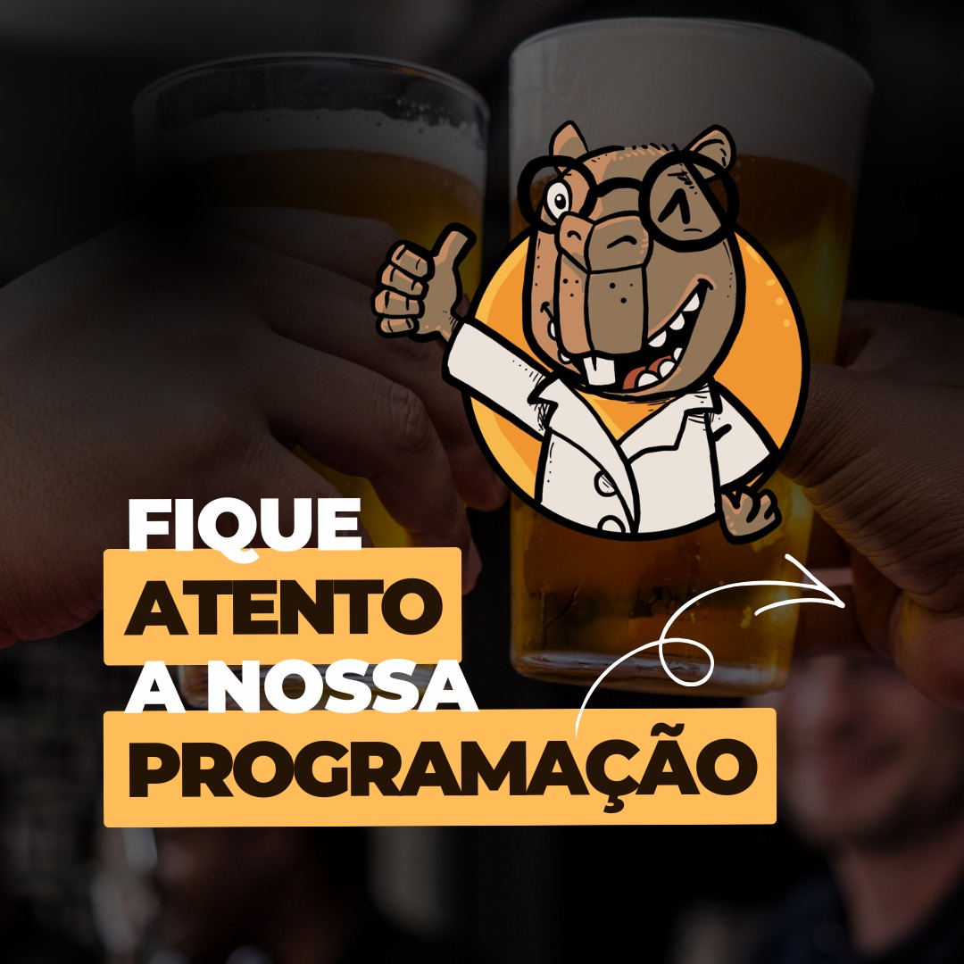 Imagem colorida com fundo escuro.Na parte superior, aparece o desenho de um personagem caricaturado usando jaleco e óculos, fazendo sinal de positivo. Ao centro, o texto: “Fique atento à nossa programação”. Uma seta branca aponta para a parte inferior da imagem. ilustrações e textos em destaque nas cores branca, preta e amarela.